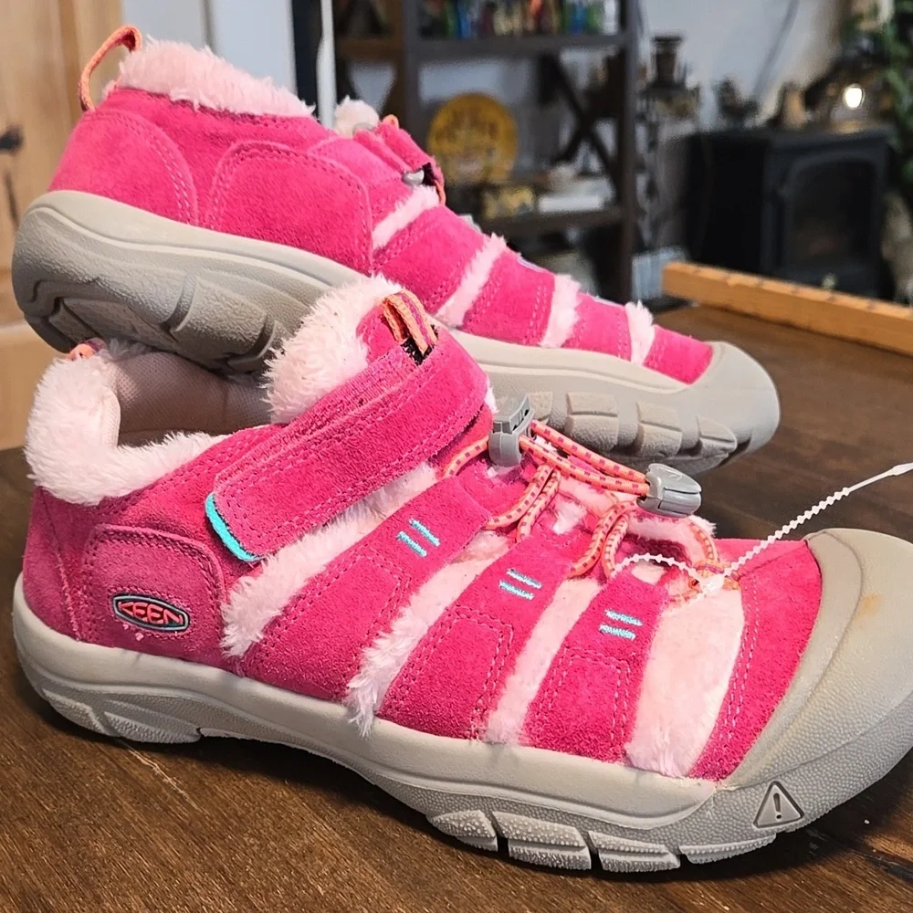 Pink Kids Keens Fruit Dove Ballet New Never Worn Kids Size 4